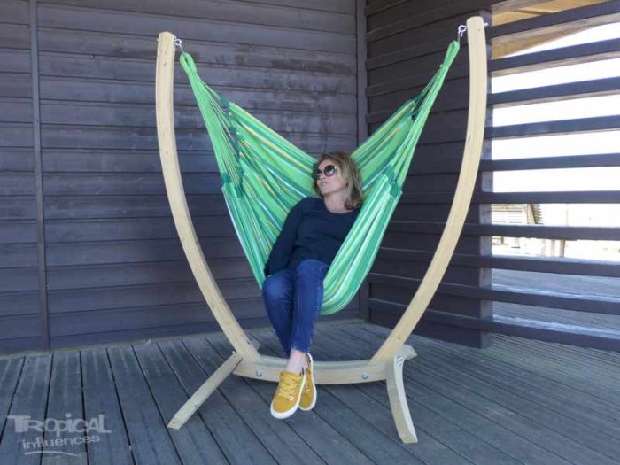 Chaise hamac vert avec support bois