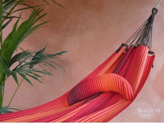 Hamac rouge traditionnel avec coussin assorti, parfait pour l’intérieur et l’extérieur