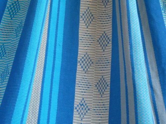 hamac de luxe bicolore bleu avec franges sur fond blanc