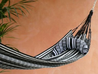 Hamac au design traditionnel noir et blanc, parfait pour l’intérieur comme l’extérieur
