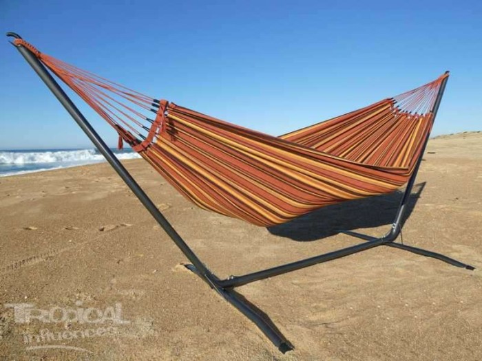 hamac marron sur support hamac marron sur support