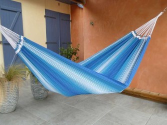 hamac L bleu avec blanc sur fond blanc