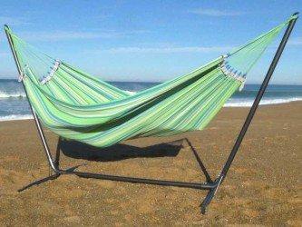 hamac L vert sur support metal sur fond blanc