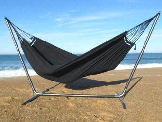 Hamac L noir avec support métallique sur fond blanc