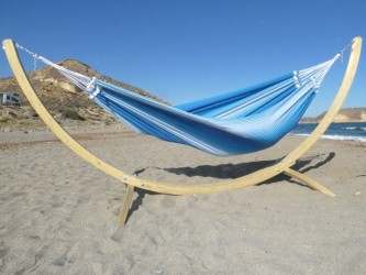 Hamac XL bleu avec support en bois sur fond blanc