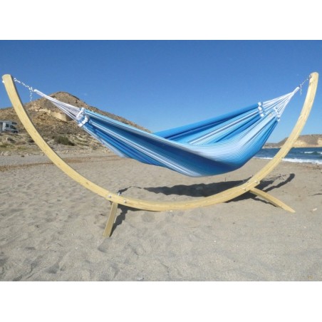 Hamac XL bleu avec support en bois sur fond blanc