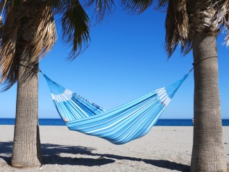 un hamac bleu sur la plage