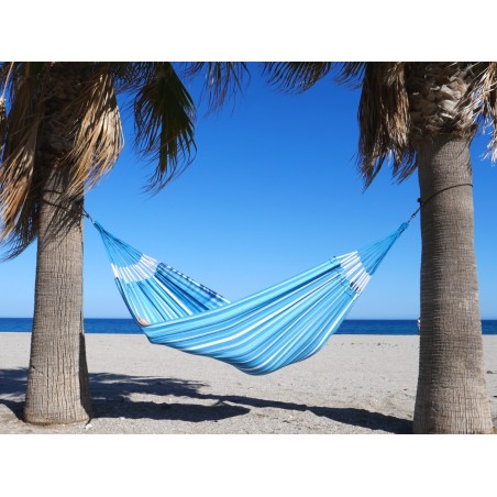 un hamac bleu sur la plage