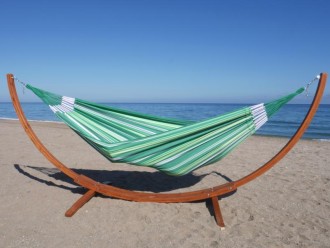 hamac vert sur pied à la plage