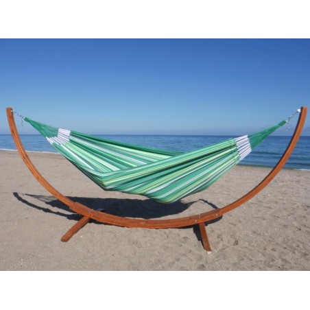hamac vert sur pied à la plage