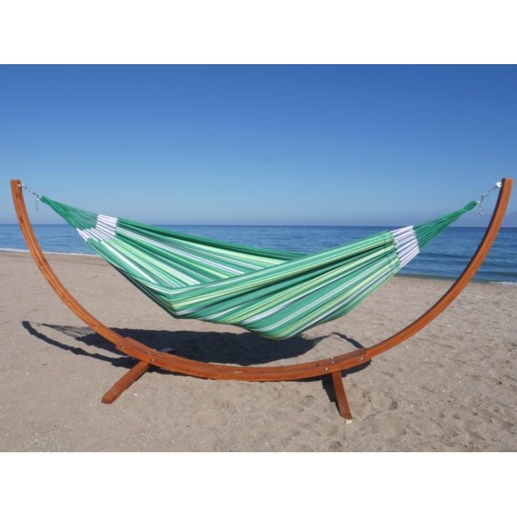 hamac vert sur pied à la plage