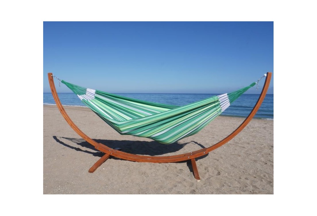 hamac vert sur pied à la plage