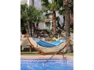 hamac bleu a la piscine