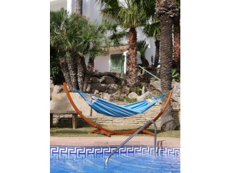 hamac bleu a la piscine
