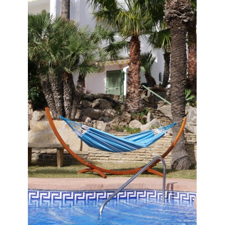 hamac bleu a la piscine