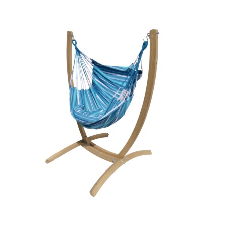 Hamac chaise xxl avec support en bois sur la plage sur fond blanc