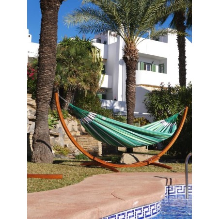 hamac sur pied à la piscine