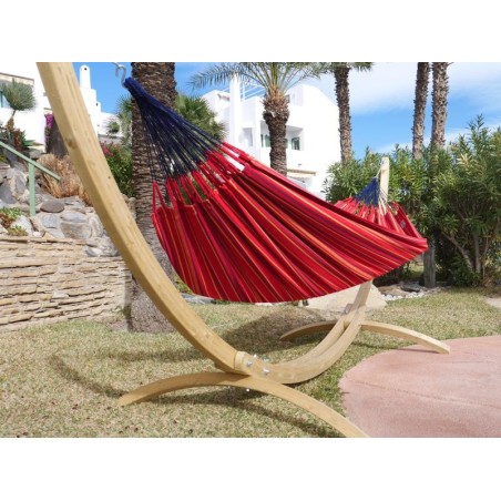 hamac rouge sur pied jardin
