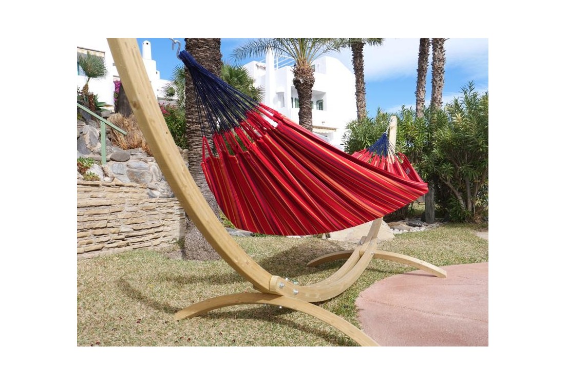hamac rouge sur pied jardin