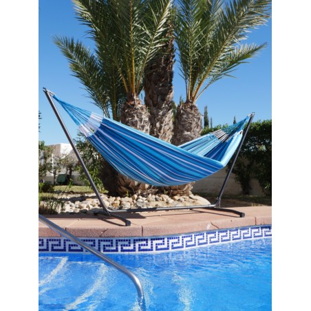 Hamac XL blelu multicolore avec support en metal dans une belle piscine