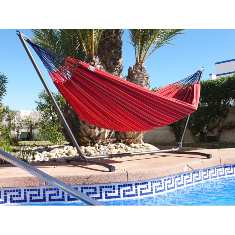 hamac rouge sur support en metal