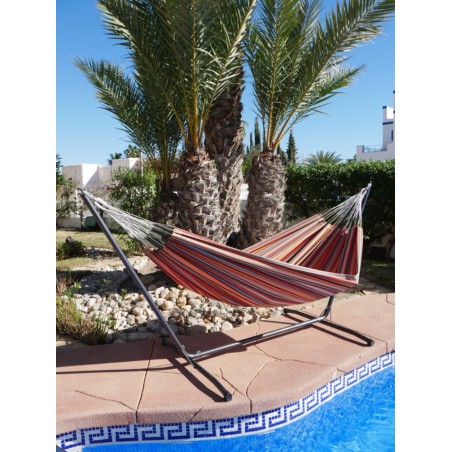 hamac latino sur pied au bord d'une piscine