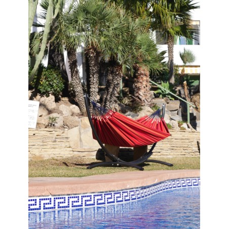 hamac rouge sur support en metal