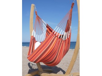 hamac chaise orange avec support en bois vue de prés