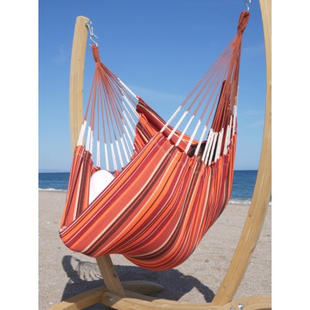 hamac chaise orange avec support en bois vue de prés