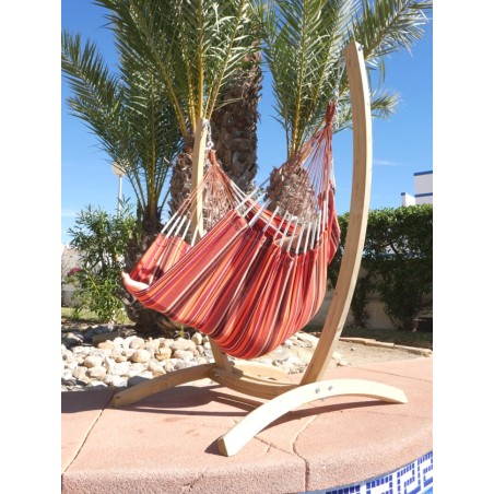 ensemble support en bois et chaise hamac près d'une piscine