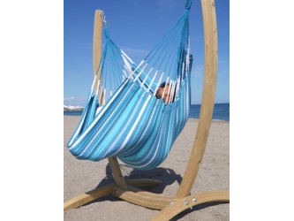 ensemble support en bois + hamac chaise bleu et blanc, vue de prés