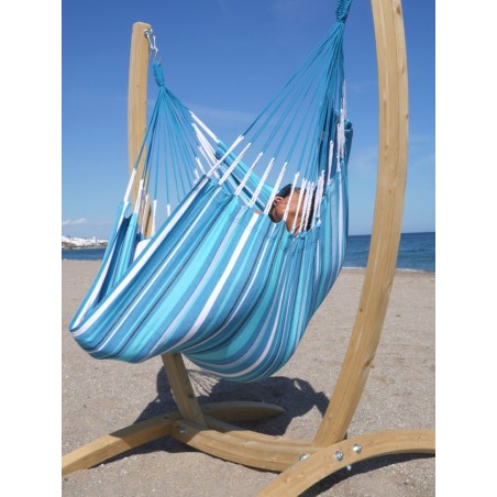 ensemble support en bois + hamac chaise bleu et blanc, vue de prés