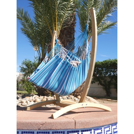 chaise hamac à la piscine avec son support en bois