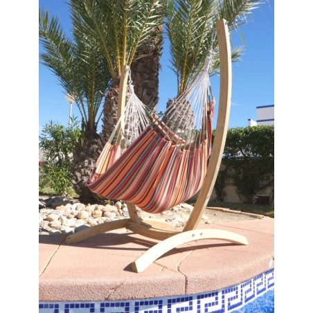 support en bois avec chaise XL près d'une piscine