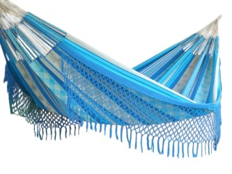 Hamac de luxe bleu avec franges décoratives sur fond blanc