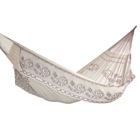 Hamac de luxe avec broderie blanche et détails marron sur fond blanc