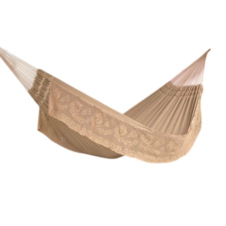 Hamac marron avec franges sur fond blanc