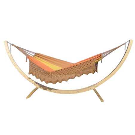 hamac luxe orange avec support en bois sur fond blanc