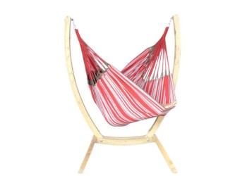 Hamac chaise rouge multicolore avec support bois sur fond blanc