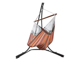 Hamac chaise multicolore avec support sur fond blanc