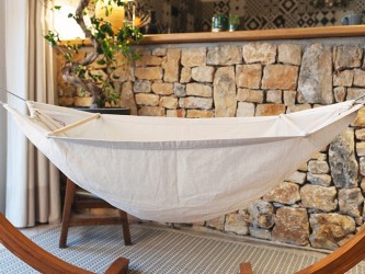 Hamac bébé El Cayuco écru dans une maison agréable