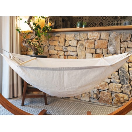 Hamac bébé El Cayuco écru dans une maison agréable