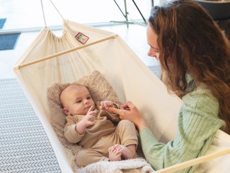 Hamac bébé El Cayuco écru, bébé avec sa mère dans une maison agréable