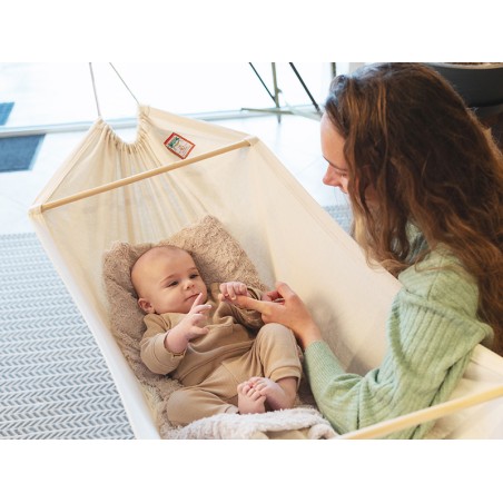 Hamac bébé El Cayuco écru, bébé avec sa mère dans une maison agréable