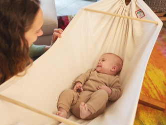Hamac bébé El Cayuco écru, bébé avec sa mère dans une maison agréable