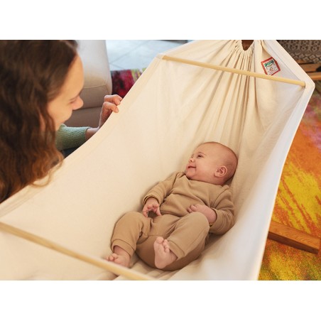 Hamac bébé El Cayuco écru, bébé avec sa mère dans une maison agréable