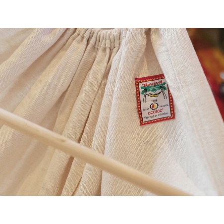 Hamac bébé El Cayuco écru, détail de l'angle, en se concentrant sur le label de la marque Tropical Hamac