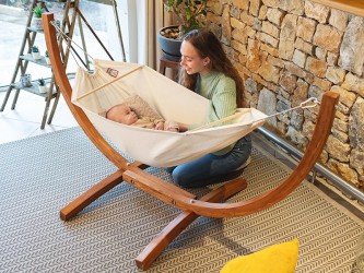 Hamac bebe avec son support en bois, bébé avec sa mère dans une maison agréable