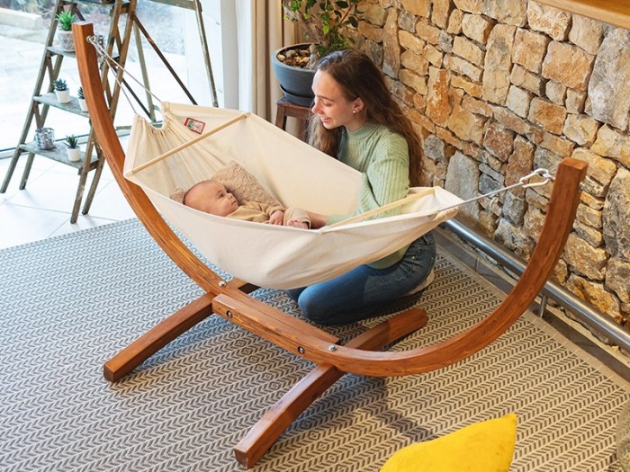 Hamac bebe avec son support en bois, bébé avec sa mère dans une maison agréable