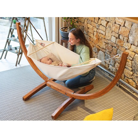 Hamac bebe avec son support en bois, bébé avec sa mère dans une maison agréable